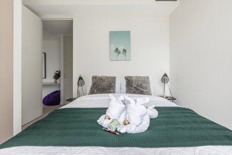LIGHT, AIRY, SPACIOUS QUEENS ROAD APARTMENT - SA Accommodation 3