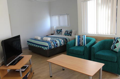 Mandurah Ocean Marina Chalets - SA Accommodation 9