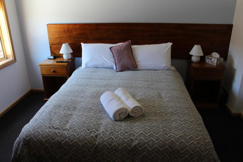 Tullah Lakeside Lodge - SA Accommodation 2