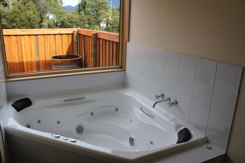 Tullah Lakeside Lodge - SA Accommodation 17