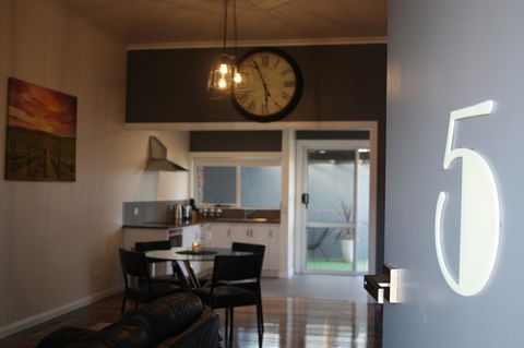 Apartment 5ive - SA Accommodation 9