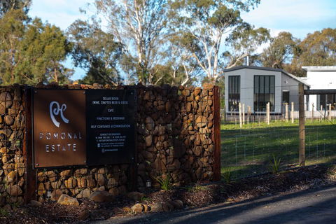 Pomonal Estate Mt Cassell Villa - SA Accommodation 1