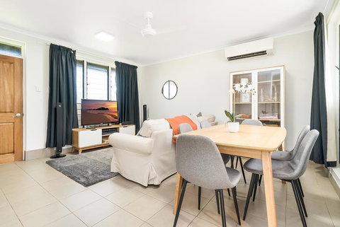 Private Pool, Big Backyard, Aircon - Paradise! - SA Accommodation 1