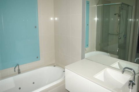 Q1 1 Bedroom Apartment On 30th Floor - SA Accommodation 2