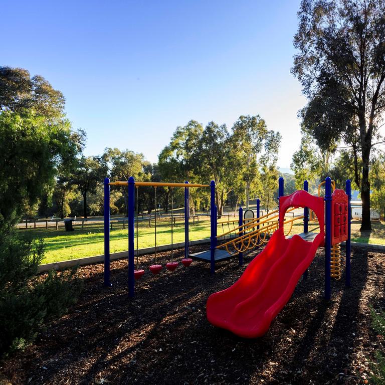 Crooked Corner NSW SA Accommodation