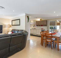 RELAXED COASTAL GETAWAY // MOMENTS TO WATERFRONT - SA Accommodation