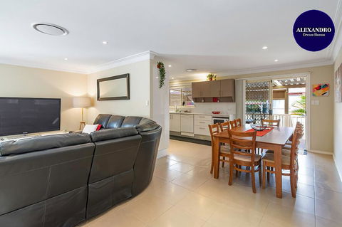 RELAXED COASTAL GETAWAY // MOMENTS TO WATERFRONT - SA Accommodation 0