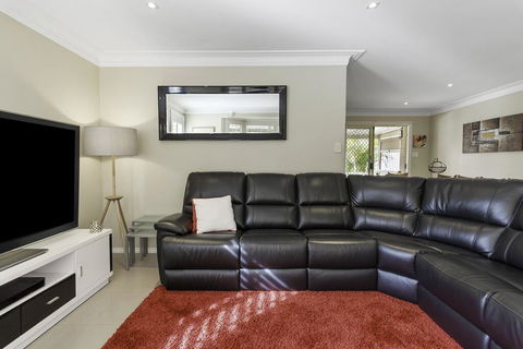 RELAXED COASTAL GETAWAY // MOMENTS TO WATERFRONT - SA Accommodation 3