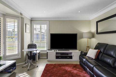 RELAXED COASTAL GETAWAY // MOMENTS TO WATERFRONT - SA Accommodation 2