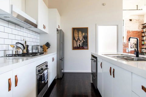 Stylish Warehouse Conversion In The Heart Of Fitzroy - SA Accommodation 2