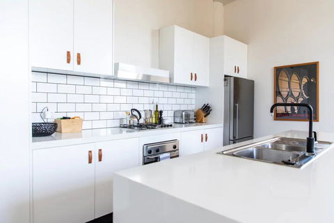 Stylish Warehouse Conversion In The Heart Of Fitzroy - SA Accommodation 3