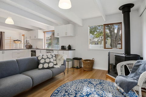 THE ASHMAN HOUSE - Modern And Close To Town - SA Accommodation 1