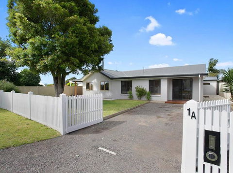 THE ASHMAN HOUSE - Modern And Close To Town - SA Accommodation 0
