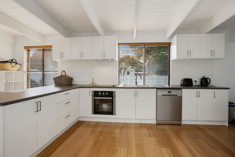 THE ASHMAN HOUSE - Modern And Close To Town - SA Accommodation 2