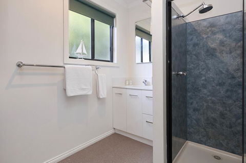 KINGFISHER COTTAGE Beachfront At The Binalong Bay - SA Accommodation 2