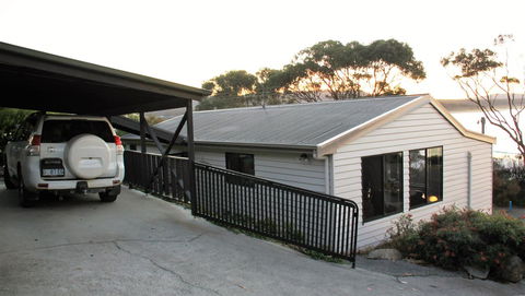 KINGFISHER COTTAGE Beachfront At The Binalong Bay - SA Accommodation 21