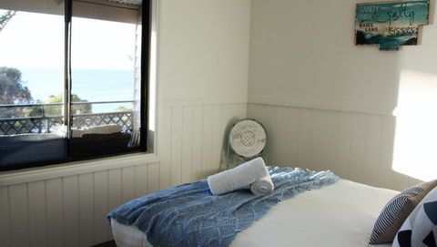 KINGFISHER COTTAGE Beachfront At The Binalong Bay - SA Accommodation 11