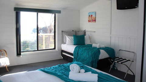 KINGFISHER COTTAGE Beachfront At The Binalong Bay - SA Accommodation 5