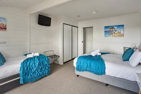 KINGFISHER COTTAGE Beachfront At The Binalong Bay - SA Accommodation 3