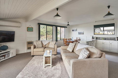 KINGFISHER COTTAGE Beachfront At The Binalong Bay - SA Accommodation 4