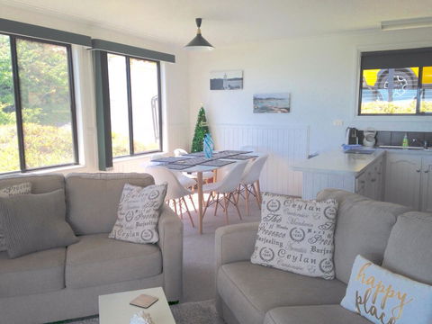 KINGFISHER COTTAGE Beachfront At The Binalong Bay - SA Accommodation 24
