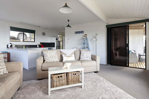 KINGFISHER COTTAGE Beachfront At The Binalong Bay - SA Accommodation 22