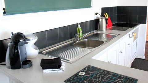 KINGFISHER COTTAGE Beachfront At The Binalong Bay - SA Accommodation 18