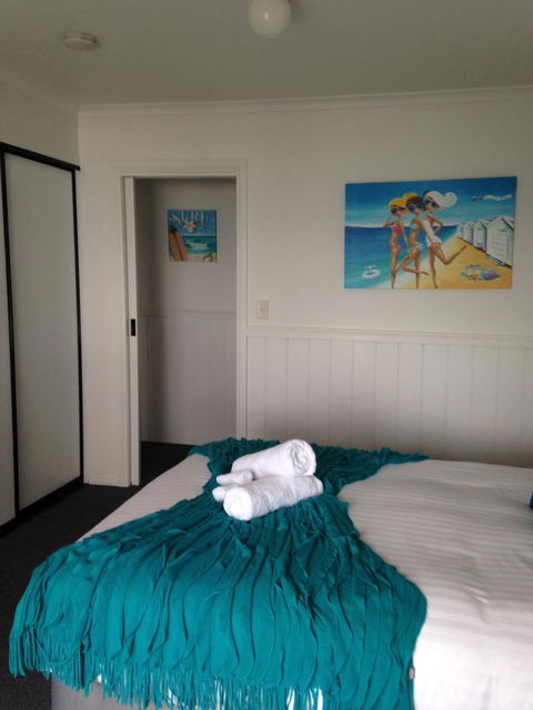 KINGFISHER COTTAGE Beachfront At The Binalong Bay - SA Accommodation 25