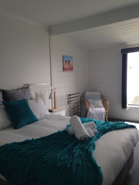 KINGFISHER COTTAGE Beachfront At The Binalong Bay - SA Accommodation 23