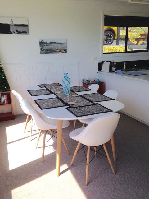 KINGFISHER COTTAGE Beachfront At The Binalong Bay - SA Accommodation 14