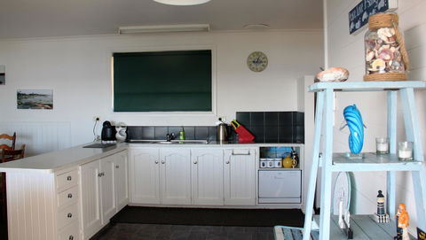 KINGFISHER COTTAGE Beachfront At The Binalong Bay - SA Accommodation 20