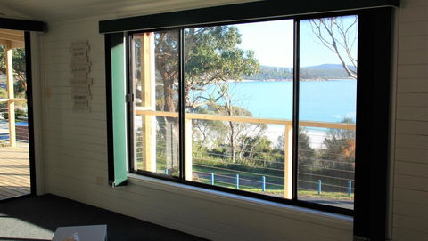 KINGFISHER COTTAGE Beachfront At The Binalong Bay - SA Accommodation 13