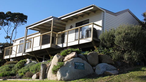 KINGFISHER COTTAGE Beachfront At The Binalong Bay - SA Accommodation 0