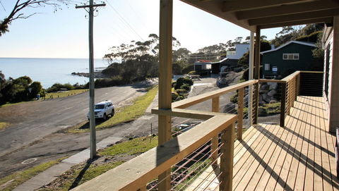 KINGFISHER COTTAGE Beachfront At The Binalong Bay - SA Accommodation 9