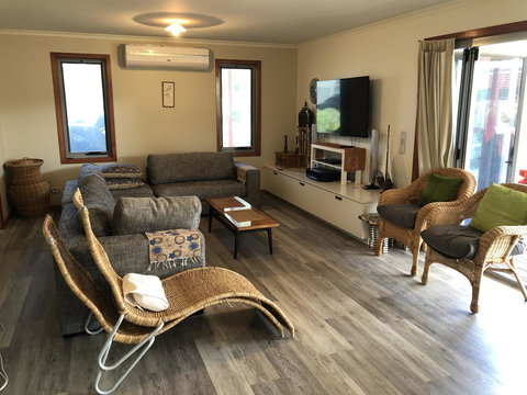 Beautiful, Cosy And Quiet - SA Accommodation 3