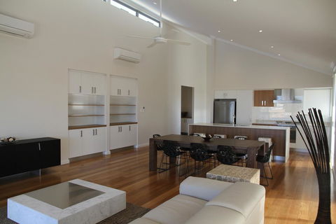 The Carnarvon Luxury Canal Home - SA Accommodation 3