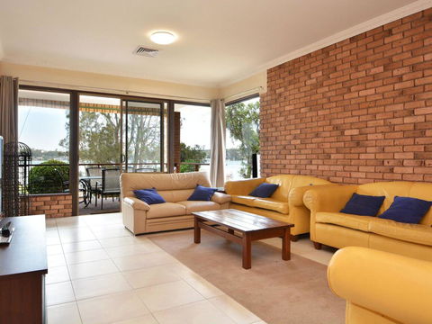The House On The Lake @ Fishing Point, Lake Macquarie - Honestly Put The Line In And Catch Fish - SA Accommodation 3