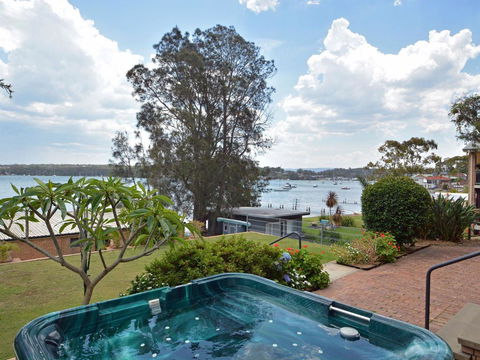 The House On The Lake @ Fishing Point, Lake Macquarie - Honestly Put The Line In And Catch Fish - SA Accommodation 1