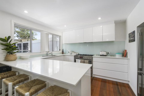 THE LAKE HOUSE - WiTH SWIMMING POOL - SA Accommodation 3