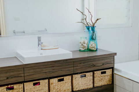 THE LAKE HOUSE - WiTH SWIMMING POOL - SA Accommodation 2