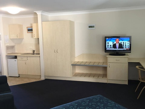 Tuckerbox Motor Inn - SA Accommodation 2
