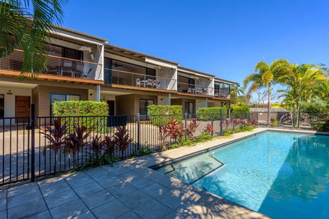 Unit 5 Rainbow Surf - Modern, Double Storey Townhouse With Large Shared Pool, Close To Beach And Shop - SA Accommodation 2