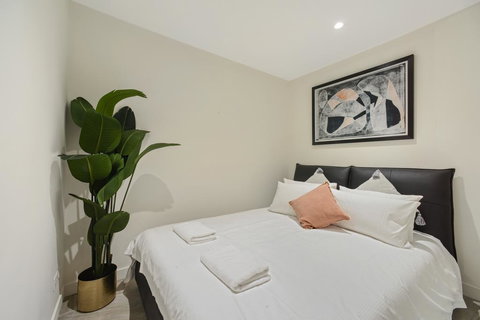 Walking To Darling Harbour, ICC,QVB, Shopping Mall - SA Accommodation 1