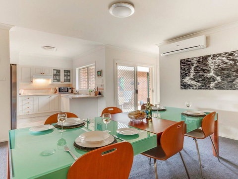 Walling-Clifton Gardens - Backing Onto Golf Course - SA Accommodation 3