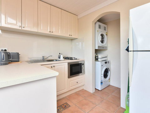 Wangi Waterfront Delight 1bdr Studio - SA Accommodation 3