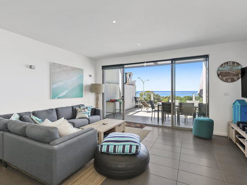 WATERFRONT SEVEN - In The Heart Of Lorne - SA Accommodation 0