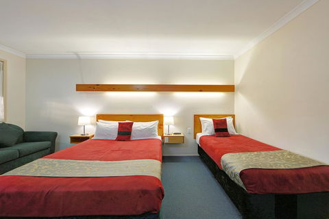 Smart Motels Bert Hinkler - SA Accommodation 9