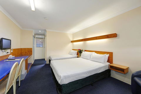 Smart Motels Bert Hinkler - SA Accommodation 16