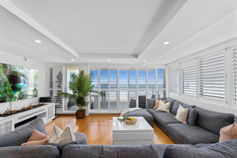 Absolute Beachfront Apartment 3B Pool Spa - SA Accommodation 2