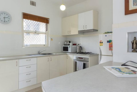 B6 Crawley Apartment 1 BRM & Sleepout Near UWA - SA Accommodation 3
